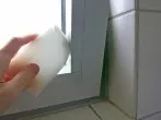 Fensterrahmen mit Radierschwamm