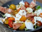 Fruchtiger Wildkr&auml;utersalat mit Burrata