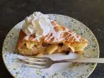 Gedeckter Apfelkuchen mit Rosinen & Korinthen