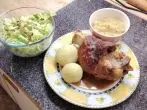 Knusprige Schweinshaxe mit Knödel