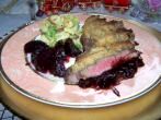 Rinderfilet mit Kruste und Beilagen