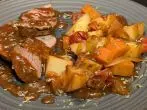 Schinkenbraten auf Kartoffel-Gemüsebett