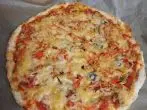 Pizza mit Sardellen und Paprika