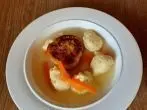 Grießklößchensuppe mit Baguette