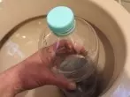 Klo verstopft? Plastikflasche hilft!