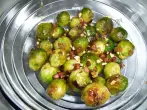 Gebratener Rosenkohl mit Schinken und Haselnüssen
