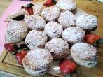 Bl&auml;tterteigteilchen mit Mascarpone-Himbeercreme und Beerenragout