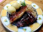 Saftige <strong>Schweinerippchen</strong> aus dem Backofen mit Kn&ouml;deln