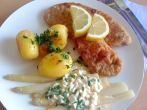 Spargel mit Bozner So&szlig;e zu Schnitzel und Kartoffeln