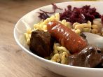 Rehgulasch mit Sp&auml;tzle, <strong>Rotkraut</strong> und Birne