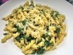 Frischer Blattspinat mit <strong>Mozzarella</strong> und Nudeln