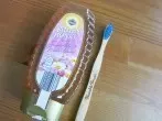 Spröde Lippen - einfach Zahnbürste und Honig benutzen