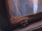 Glasscheibe vom Holzofen reinigen mit Schmutzradierern