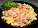 Nudeln mit Schinken-Sahne-Soße