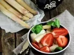 Spargelsalat mit Erdbeeren