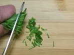 Schnittlauch mit der Schere schneiden