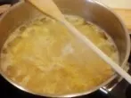 Nie wieder überkochendes Kartoffelwasser: Kochlöffel auf den Topf