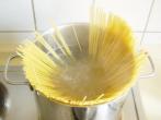 Spaghetti geschickt in den <strong>Topf</strong> geben