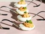 Huevos rellenos con atun (gef&uuml;llte Eier mit Thunfisch)