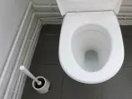 Ränder im WC mit Scheuerpulver und Korken entfernen