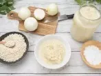 Weichere Zwiebeln im Salat mit Salz