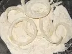 Zwiebelringe, braun und knusprig