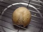 Verkrusteten Grillrost mit trockenen Brötchen reinigen