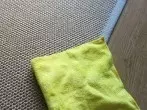 Microfasertuch gegen Flecken im Teppich
