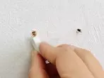 Kleine Löcher in der Wand mit Kreide "versiegeln"