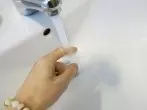 Kaltes Wasser gegen Wespenstiche
