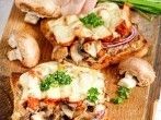 Herrentoast - &uuml;berbackener Toast mit <strong>Putenschnitzel</strong>