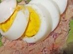 Thunfischsalat mit Ei und sauren Gurken