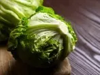 Strunk von Eisbergsalat ganz einfach entfernen