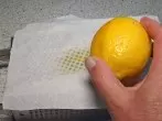 Geriebene Zitonenschale ohne lästiges Putzen mit Butterbrotpapier