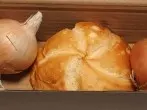 Zwiebel keimen nicht im Karton mit Brötchen