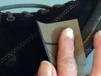Wildlederschuhe mit Schmirgelpapier säubern
