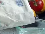 Fruchtfliegen los werden mit Zuckerwasser