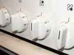 Elektroherd-Schalter mit Backofenspray reinigen