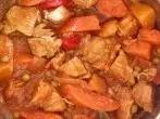 Zartes Gulasch mit Zwiebeln und Mehl
