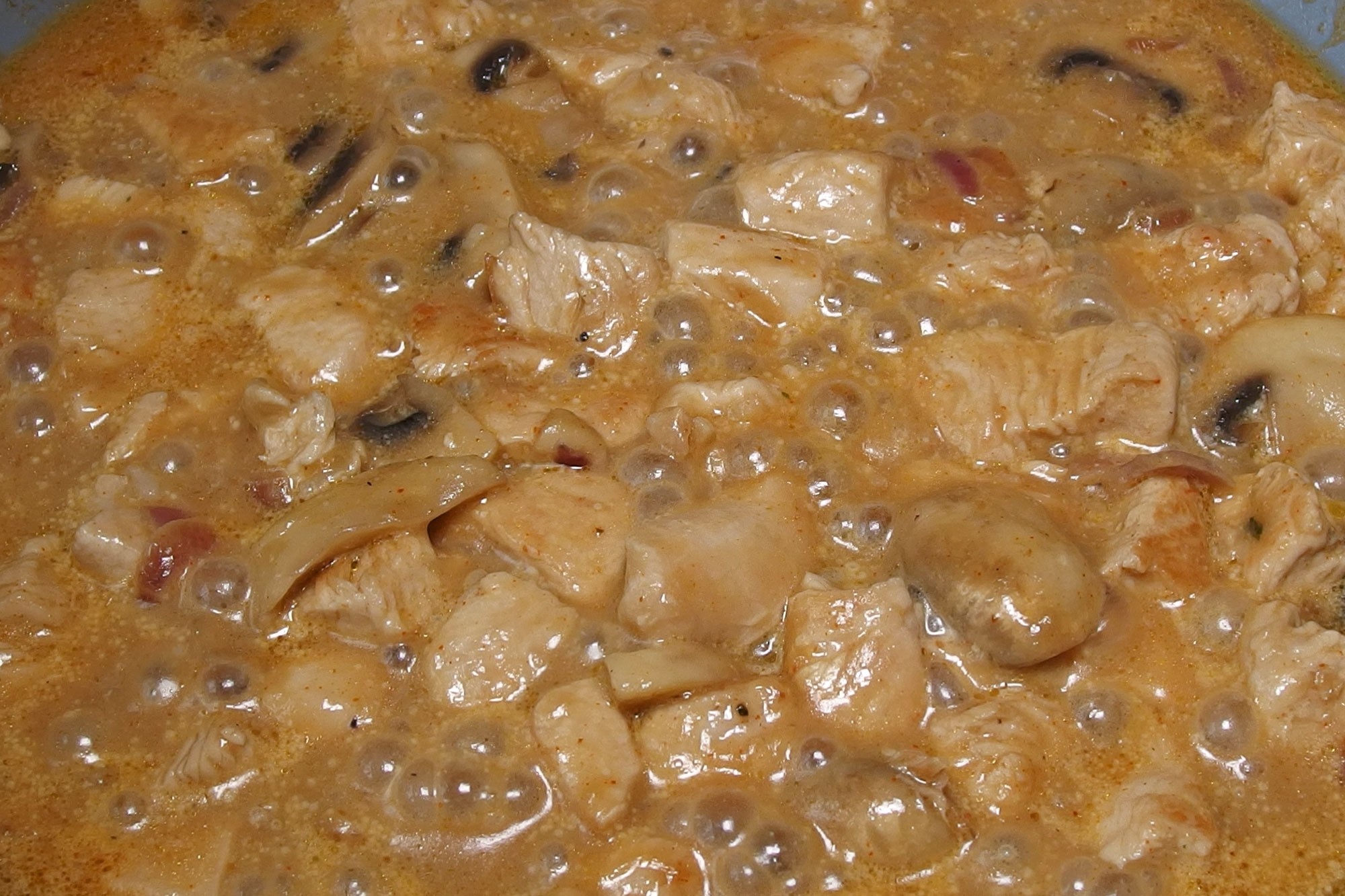 Rezept: Zwiebel-Sahne-Geschnetzeltes in Senfsauce mit Champignons