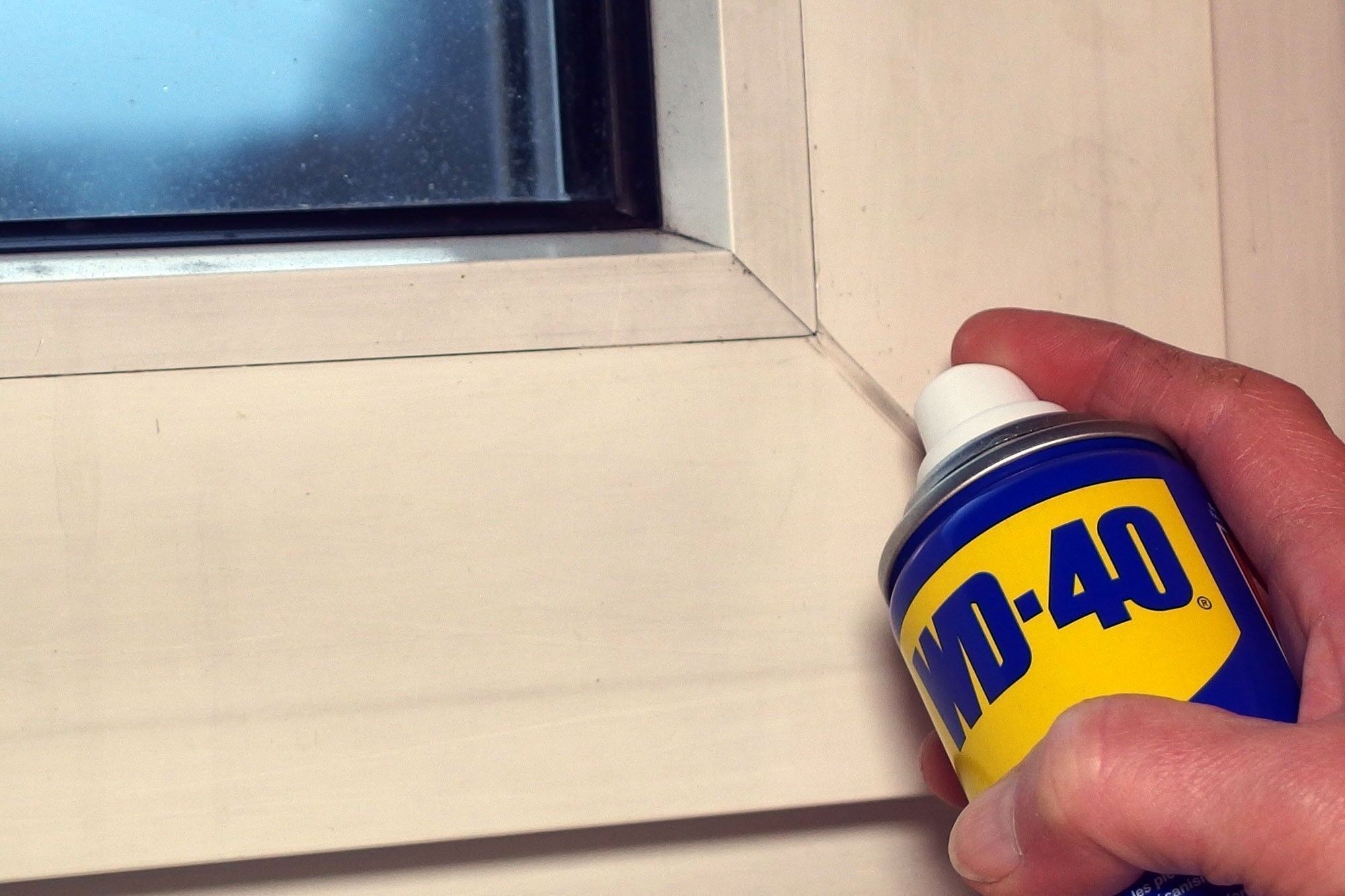 Klebereste mit WD 40 von Fensterrahmen entfernen Frag Mutti