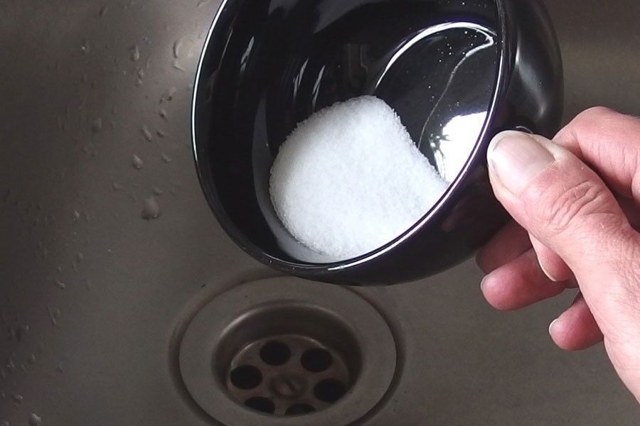Abfluss reinigen mit Speisesalz und kochendem Wasser ~ Abfluss reinigen mit Speisesalz und kochendem Wasser ~ Waschbecken Verstopft Hausmittel