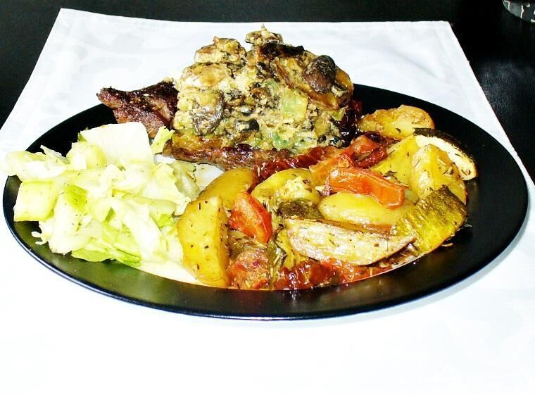 Rezept: Überbackene Steaks mit Käse-Pilz-Haube und Ofengemüse