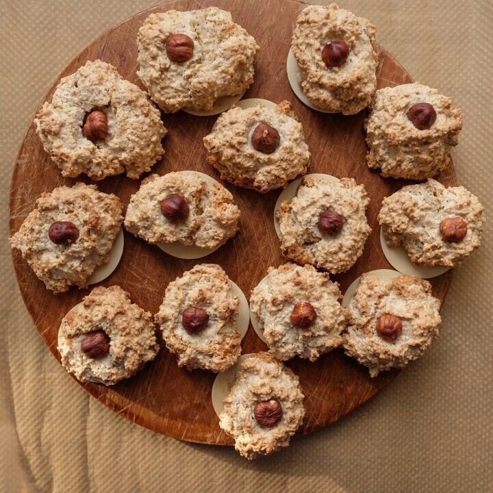 Diese saftigen Nussmakronen sind ein tolles Advents- oder Weihnachtsgeb&auml;ck, das leicht & schnell herzustellen ist.