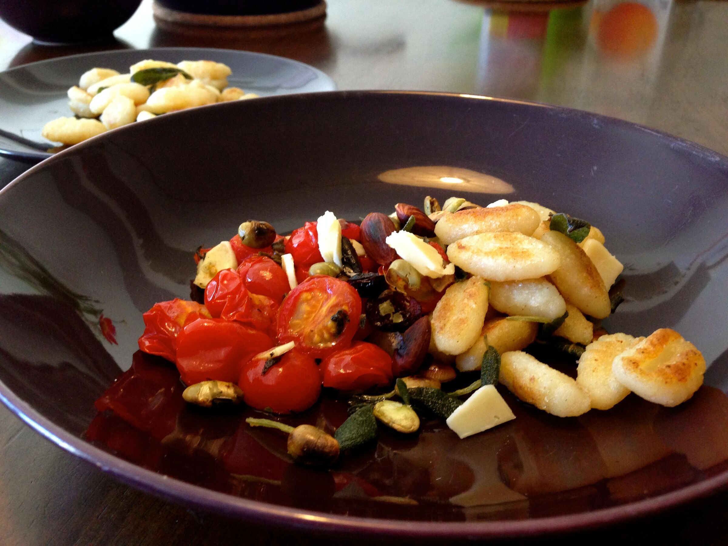 Aromatische Salbei-Gnocchi mit Kirschtomaten &amp; Parmesan - vegetarisch