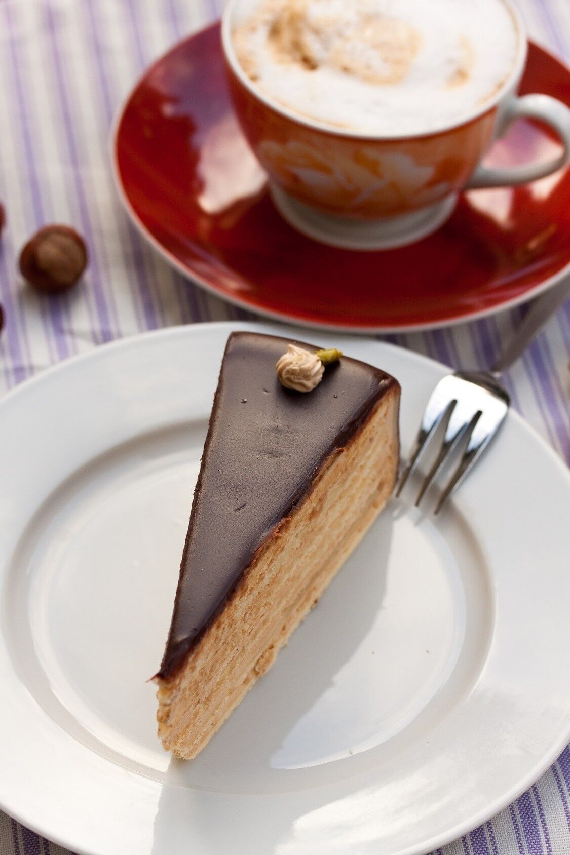 Rezept: Nougat-Sahne-Torte mit Knusperboden | Frag Mutti