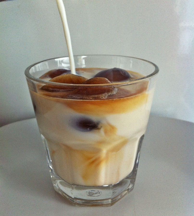 Rezept: Kalte Milch mit Chai-Tee-Eiswürfeln | Frag Mutti