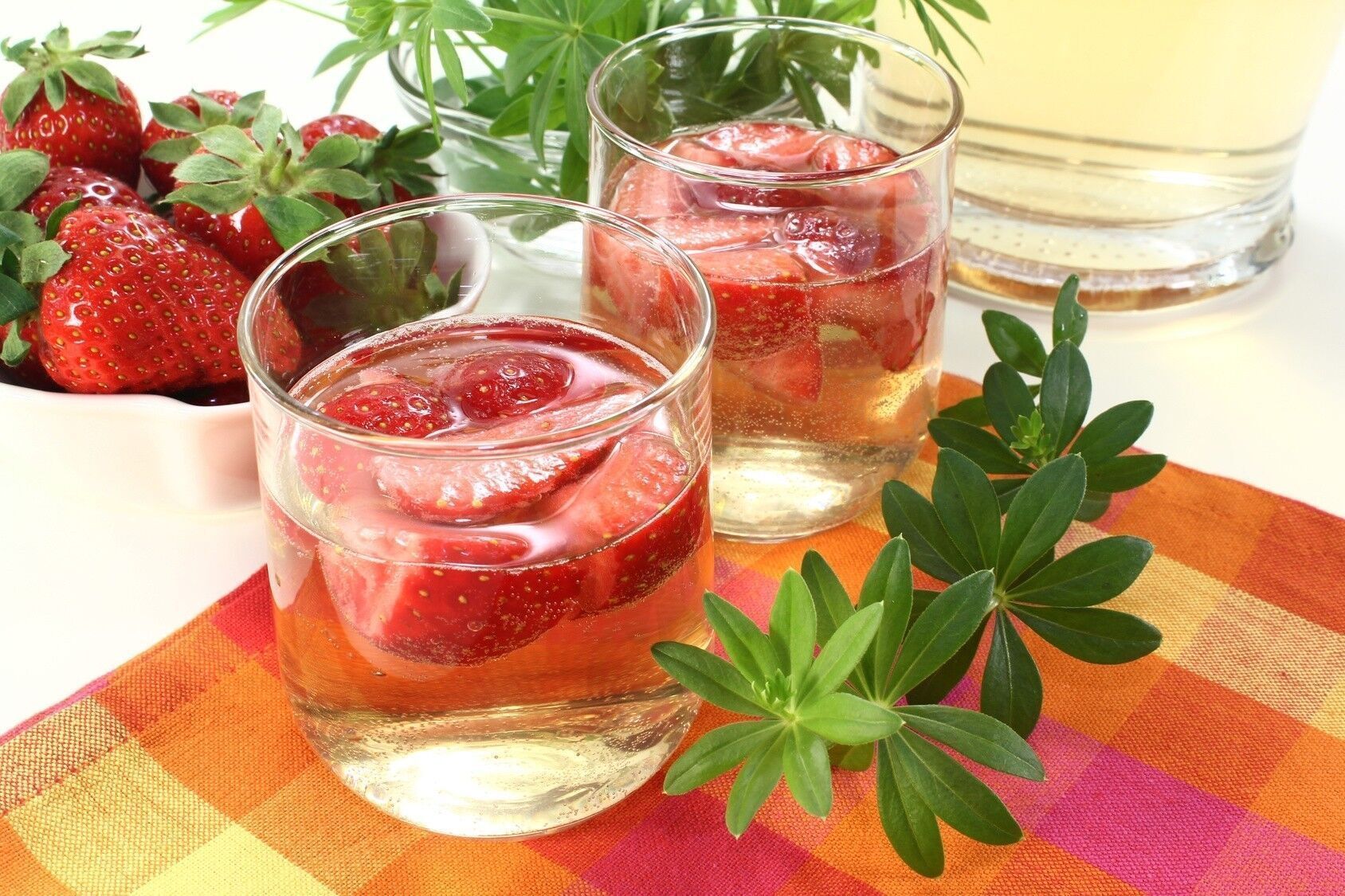 Rezept: Sehr leckere Maibowle mit Erdbeeren | Frag Mutti