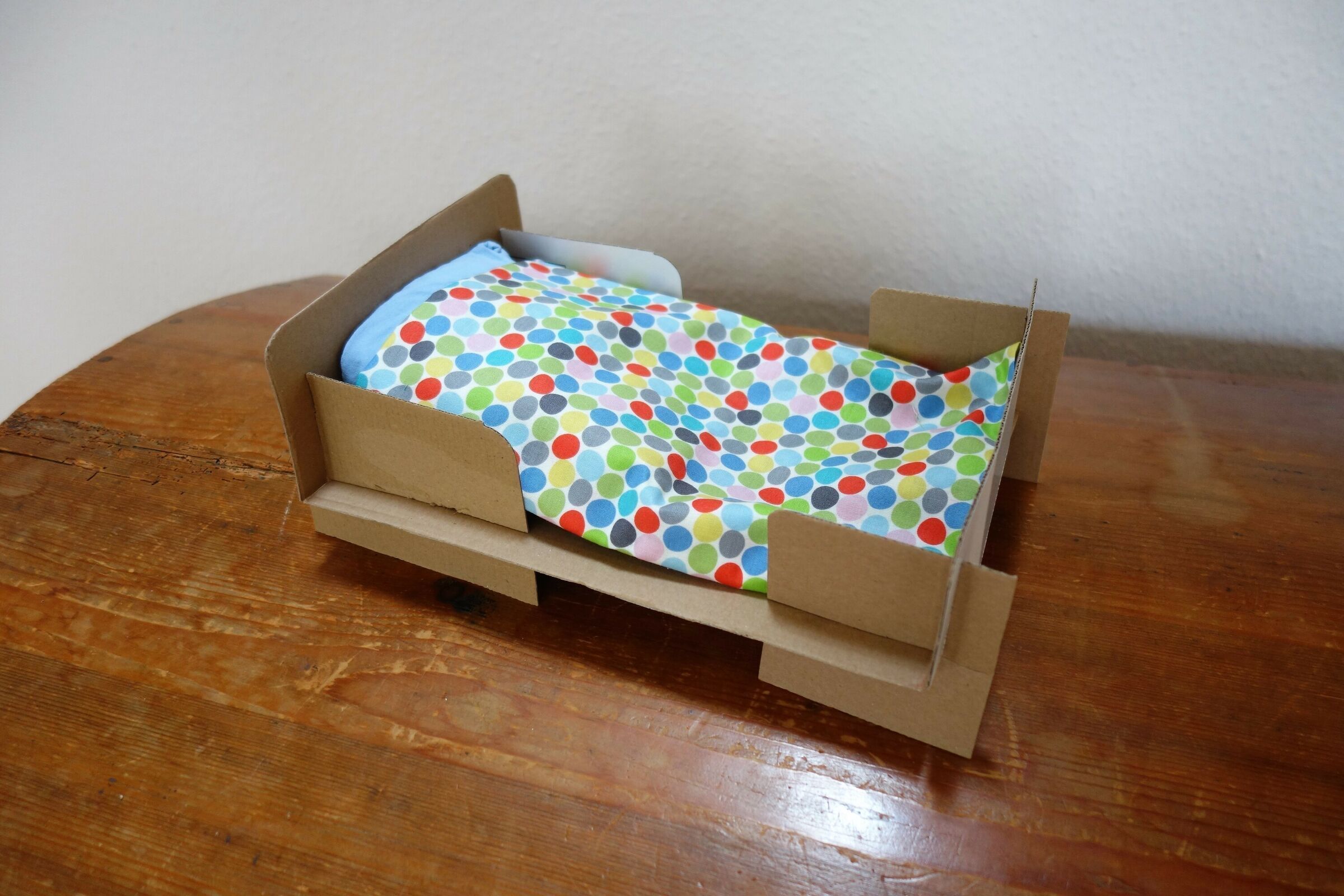 Puppenbett aus Pappe selber machen Frag Mutti