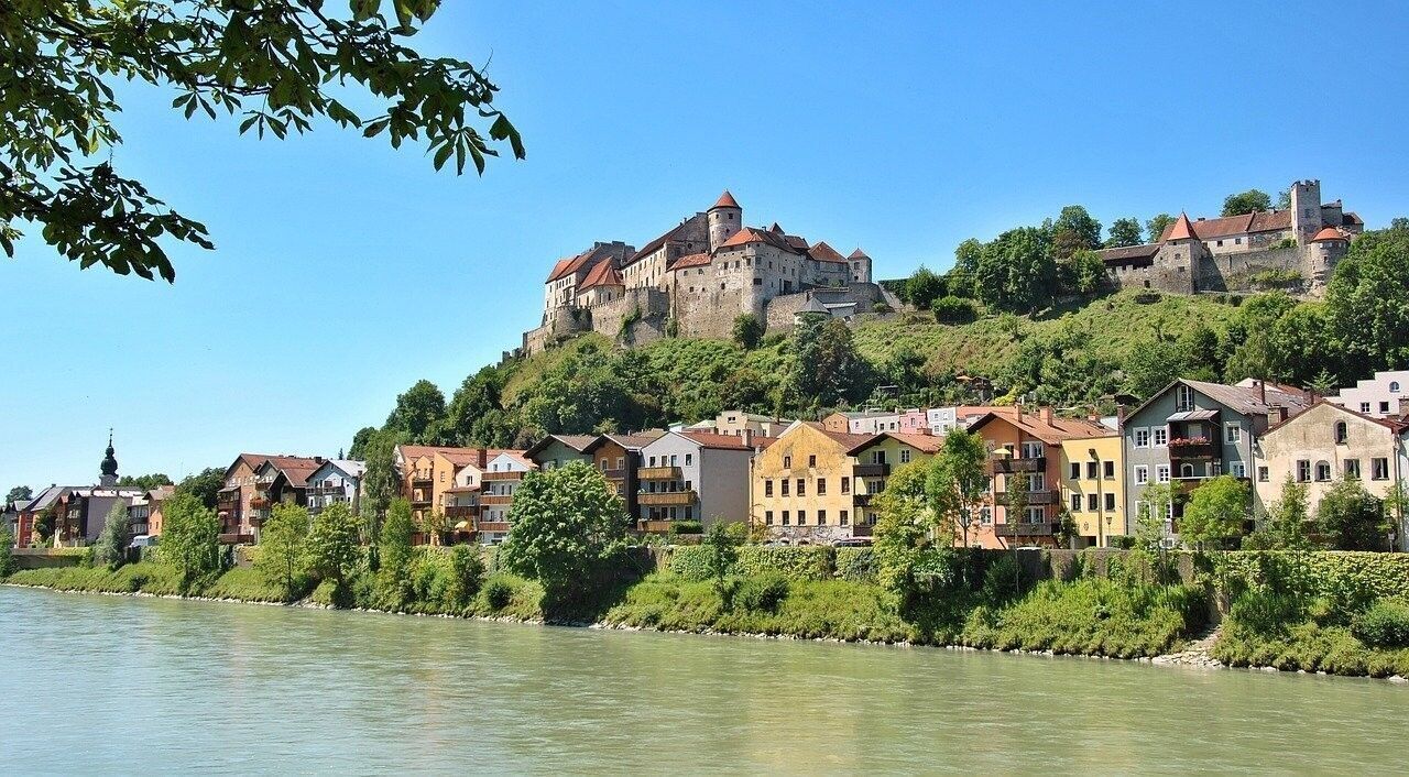 Burghausen liegt etwa 110 km &ouml;stlich von M&uuml;nchen nahe der Grenze zu &Ouml;sterreich. Die gleichnamige Burg entstand auf jeden Fall vor dem Jahre 1025, da sie da das erste Mal schriftlich erw&auml;hnt wurde.